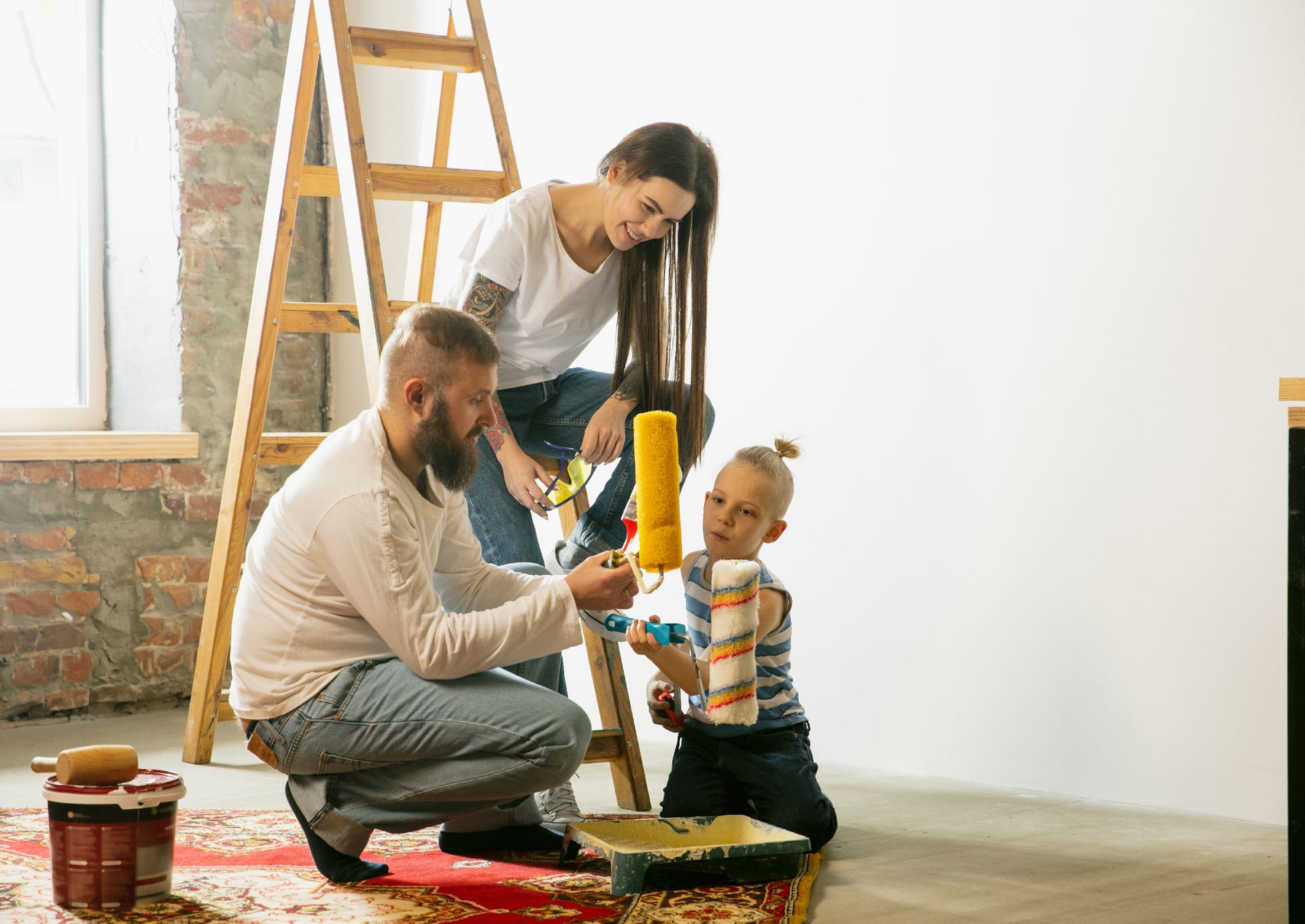Familia trabajando en tareas de bricolaje familia bricolaje